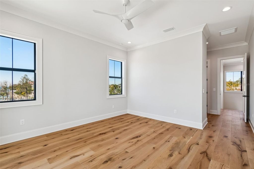 Image 39 of property listing at 5032 W LONGFELLOW AVENUE, Tampa, FL 33629