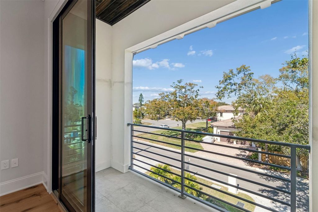 Image 42 of property listing at 5032 W LONGFELLOW AVENUE, Tampa, FL 33629