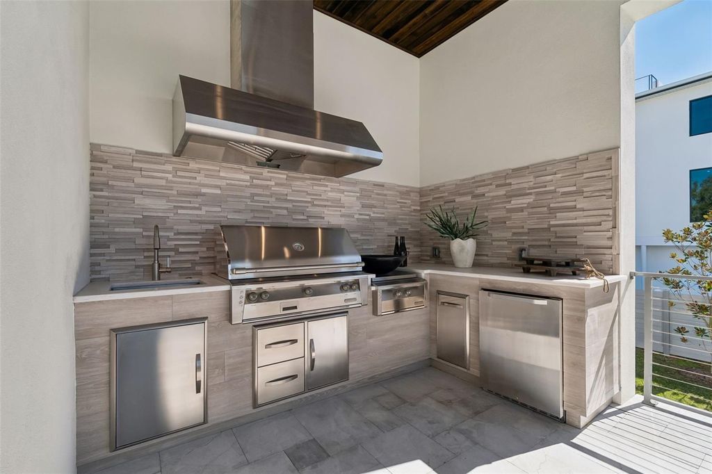 Image 56 of property listing at 5032 W LONGFELLOW AVENUE, Tampa, FL 33629