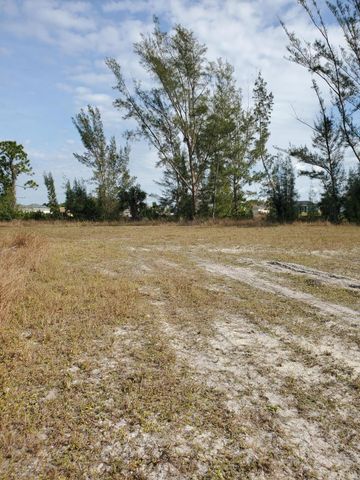 3905 NE 9th Avenue, Cape Coral, FL 33909