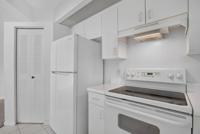 800 SW 142nd Avenue 411N, Pembroke Pines, FL 33027