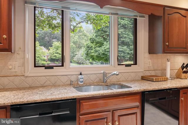 11301 CROSSING GLEN CT, Potomac, MD 20854