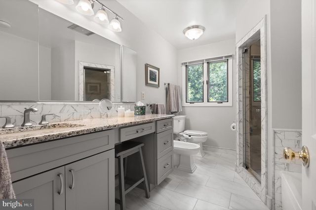 11301 CROSSING GLEN CT, Potomac, MD 20854