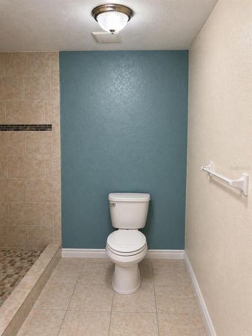 8618 GRANDVIEW DRIVE, Tampa, FL 33617