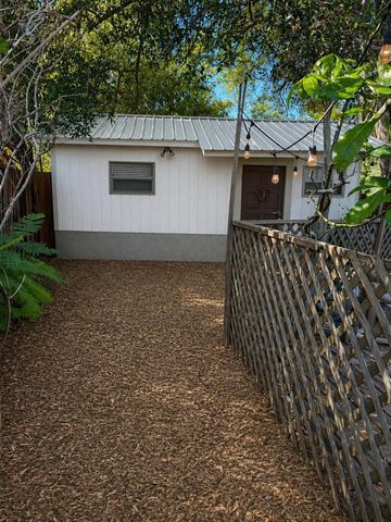 8618 GRANDVIEW DRIVE, Tampa, FL 33617