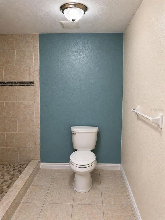 Image 15 of property listing at 8618 GRANDVIEW DRIVE, Tampa, FL 33617