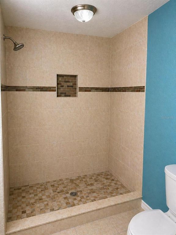 Image 16 of property listing at 8618 GRANDVIEW DRIVE, Tampa, FL 33617