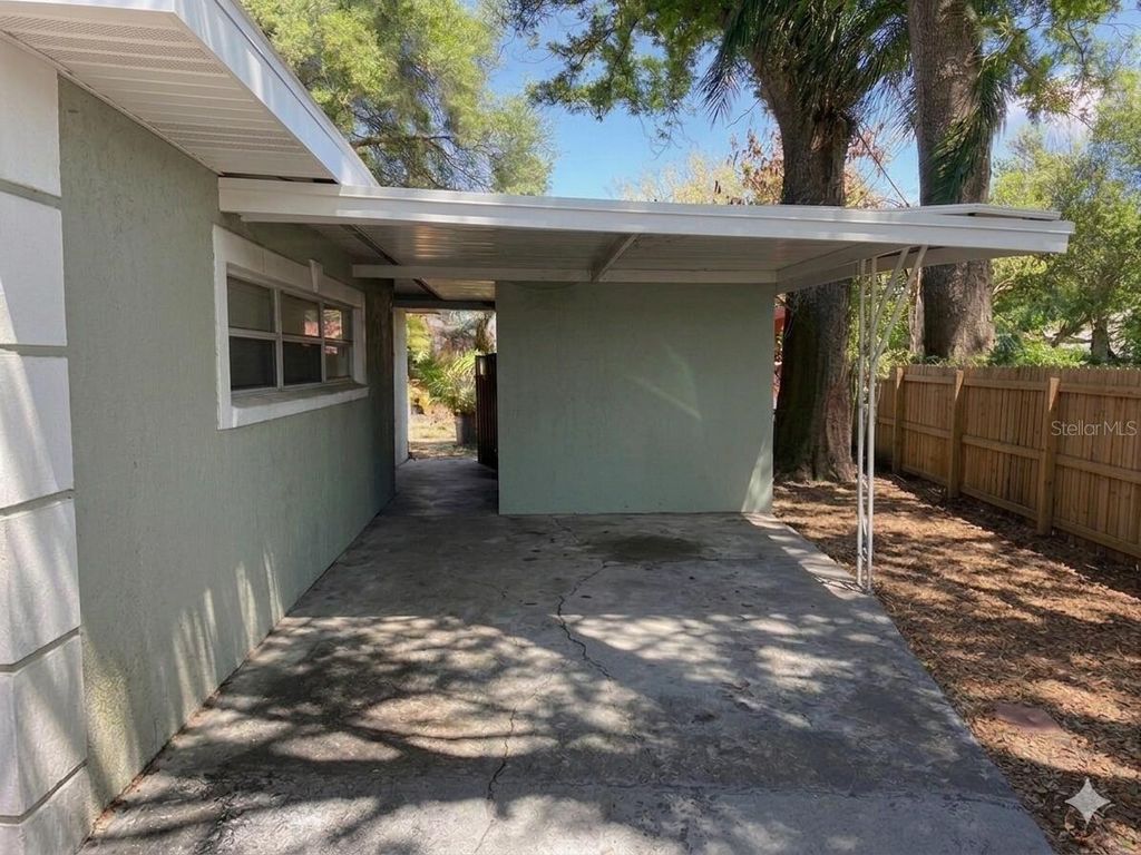 Image 25 of property listing at 8618 GRANDVIEW DRIVE, Tampa, FL 33617