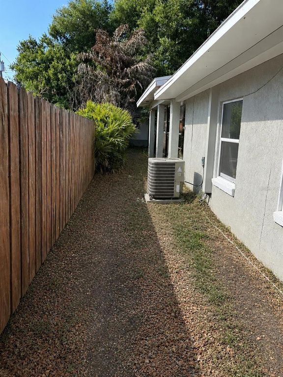Image 32 of property listing at 8618 GRANDVIEW DRIVE, Tampa, FL 33617