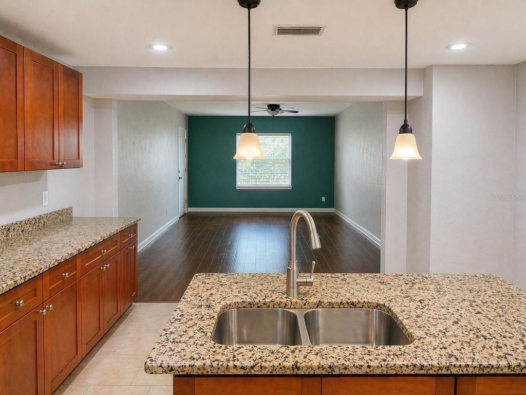 Image 6 of property listing at 8618 GRANDVIEW DRIVE, Tampa, FL 33617