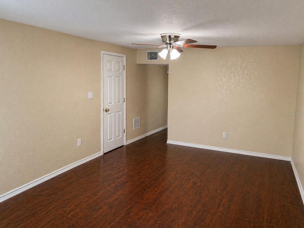 Image 10 of property listing at 8618 GRANDVIEW DRIVE, Tampa, FL 33617