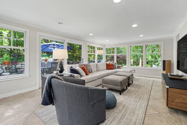 9 E Heatheridge Street, Ann Arbor, MI 48104