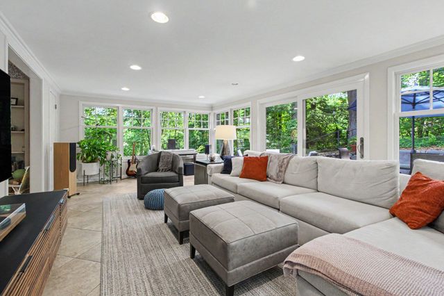 9 E Heatheridge Street, Ann Arbor, MI 48104