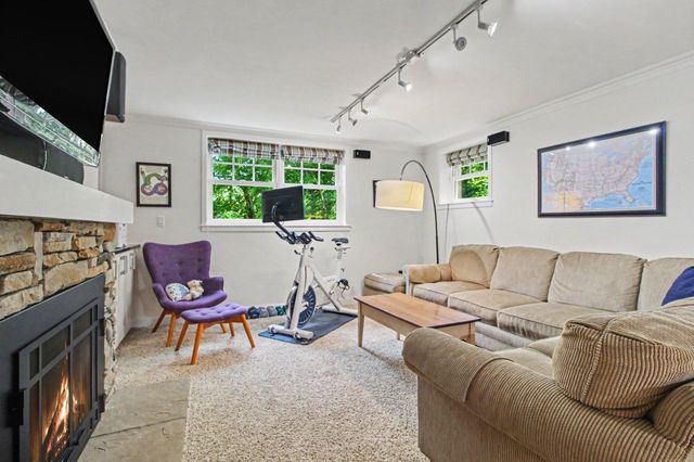 9 E Heatheridge Street, Ann Arbor, MI 48104