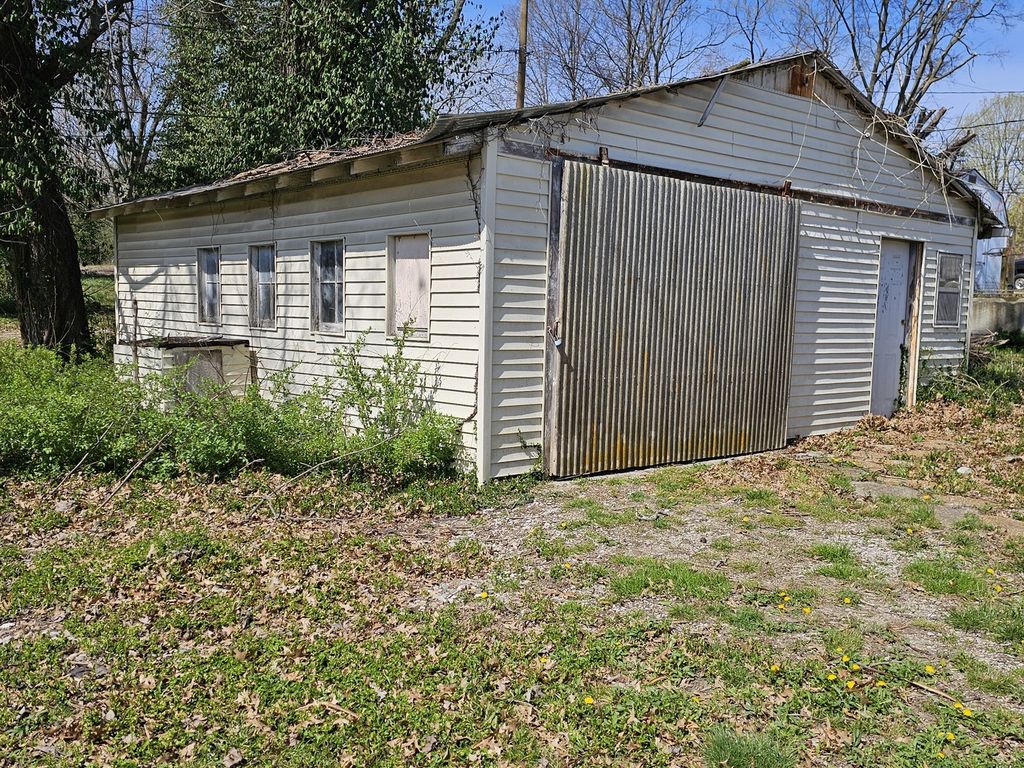 Image 3 of property listing at 317 S 1st Street, Mt Vernon, IL 62864