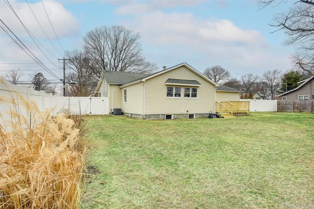 507 Gillette Avenue, Bayport, NY 11705