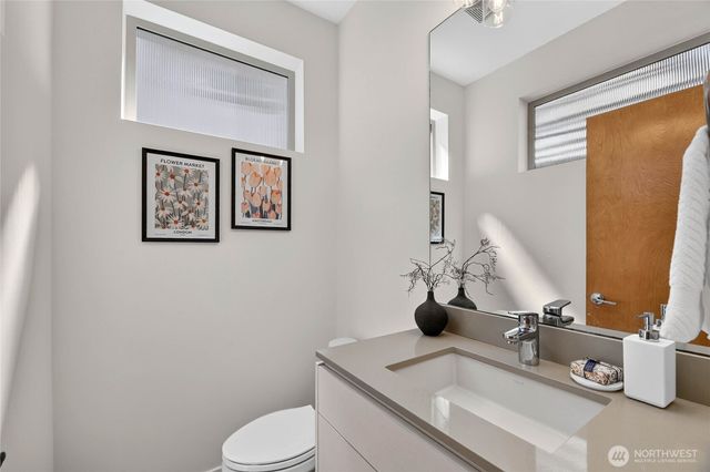 4222 Linden Avenue N, Seattle, WA 98103
