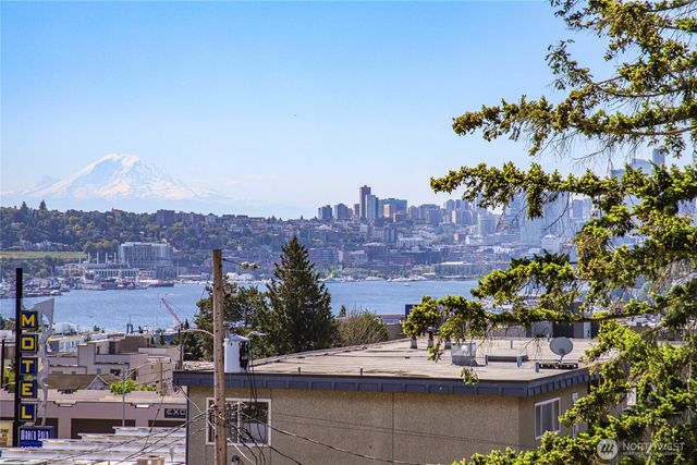 4222 Linden Avenue N, Seattle, WA 98103