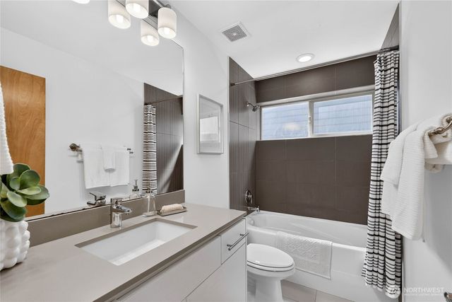 4222 Linden Avenue N, Seattle, WA 98103