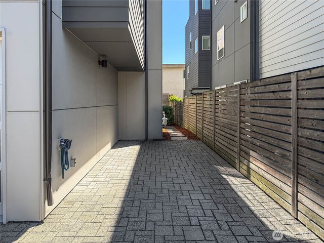 4222 Linden Avenue N, Seattle, WA 98103