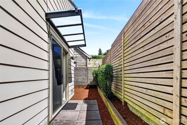 4222 Linden Avenue N, Seattle, WA 98103