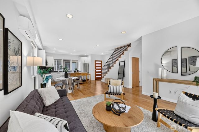 4222 Linden Avenue N, Seattle, WA 98103