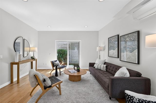 4222 Linden Avenue N, Seattle, WA 98103