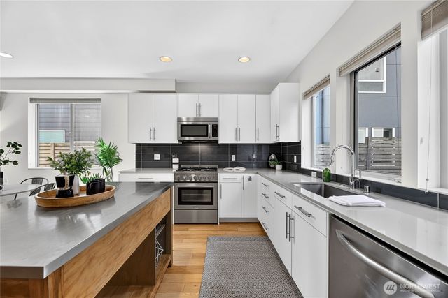 4222 Linden Avenue N, Seattle, WA 98103