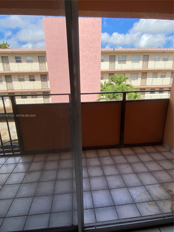 Image 7 of property listing at 295 NW 72nd Ave 204, Miami, FL 33126