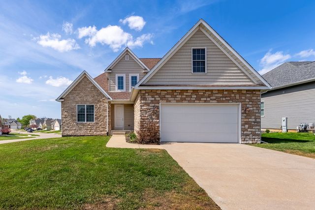 92 Cobblestone Lane, Leclaire, IA 52753