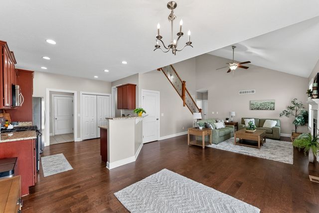 92 Cobblestone Lane, Leclaire, IA 52753