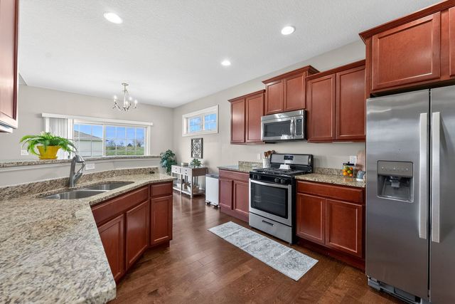 92 Cobblestone Lane, Leclaire, IA 52753