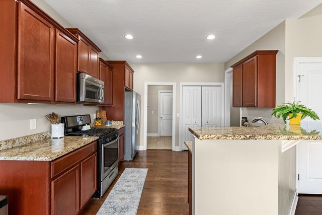 92 Cobblestone Lane, Leclaire, IA 52753