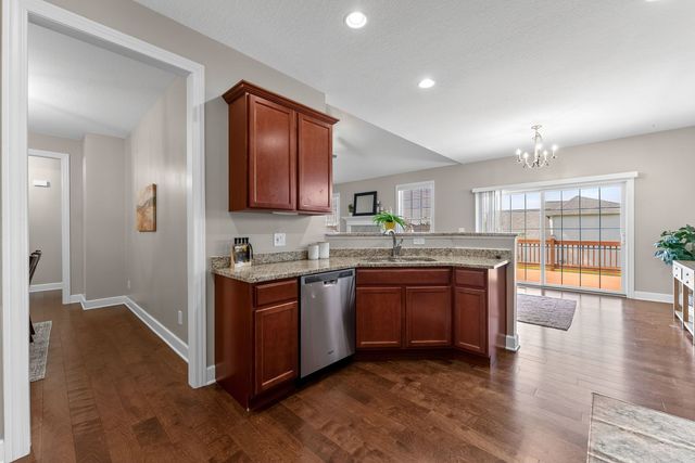 92 Cobblestone Lane, Leclaire, IA 52753
