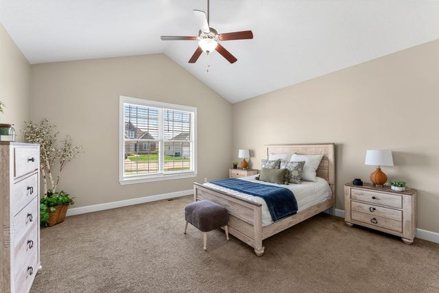 92 Cobblestone Lane, Leclaire, IA 52753