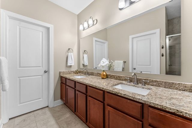 92 Cobblestone Lane, Leclaire, IA 52753