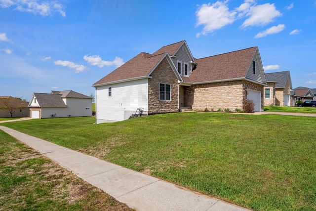 92 Cobblestone Lane, Leclaire, IA 52753