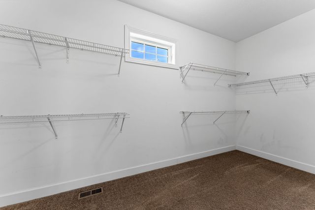 92 Cobblestone Lane, Leclaire, IA 52753