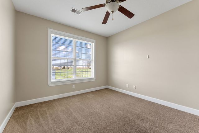 92 Cobblestone Lane, Leclaire, IA 52753