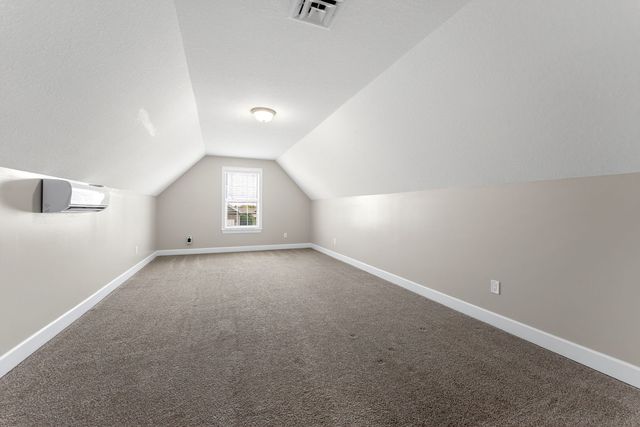 92 Cobblestone Lane, Leclaire, IA 52753