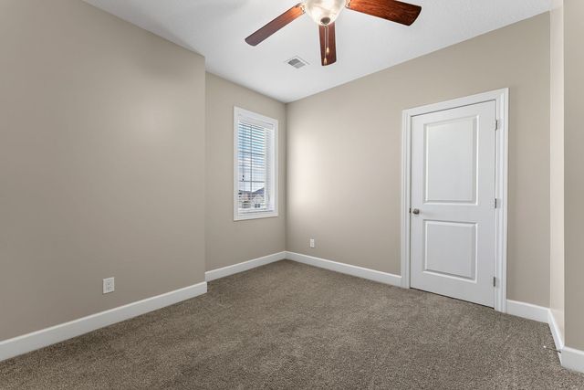 92 Cobblestone Lane, Leclaire, IA 52753