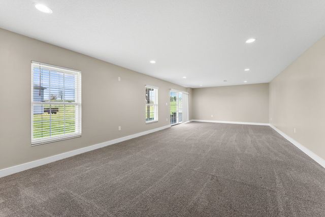 92 Cobblestone Lane, Leclaire, IA 52753