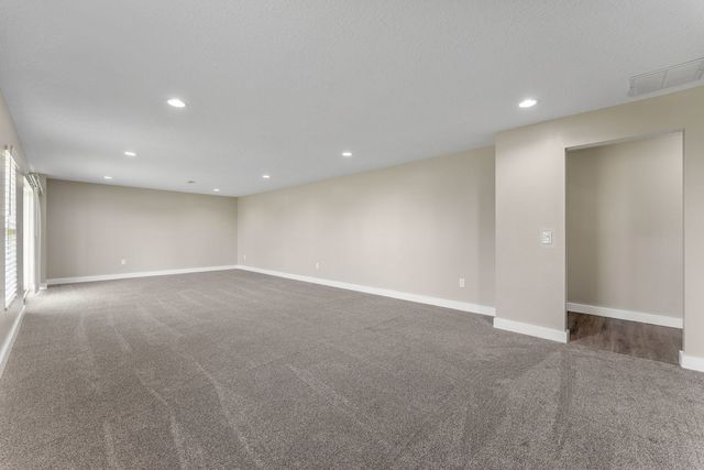 92 Cobblestone Lane, Leclaire, IA 52753
