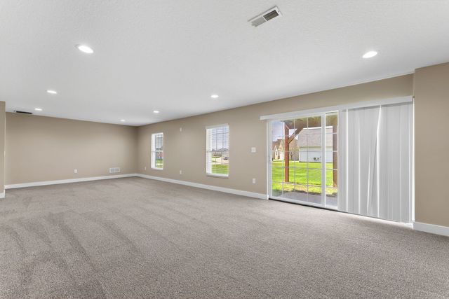 92 Cobblestone Lane, Leclaire, IA 52753