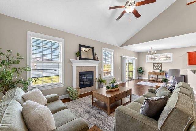 92 Cobblestone Lane, Leclaire, IA 52753