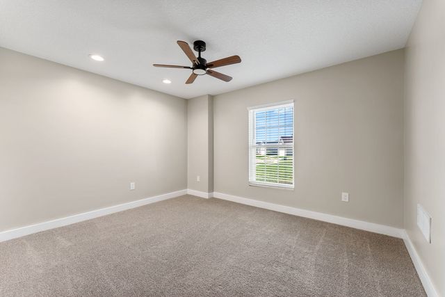92 Cobblestone Lane, Leclaire, IA 52753