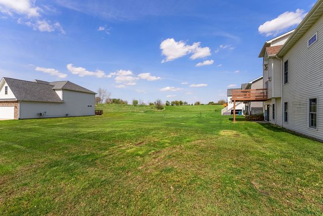 92 Cobblestone Lane, Leclaire, IA 52753