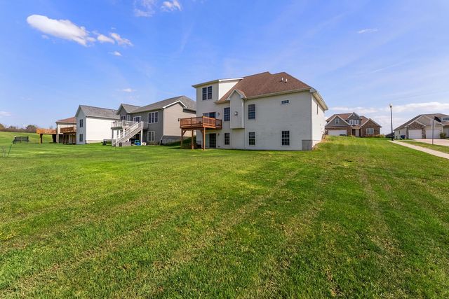 92 Cobblestone Lane, Leclaire, IA 52753