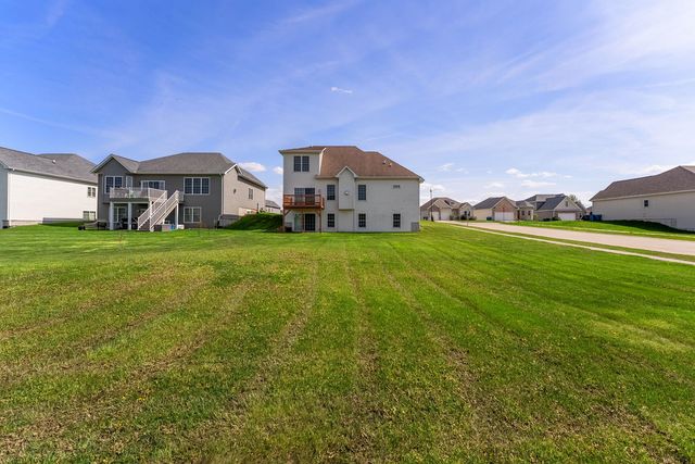 92 Cobblestone Lane, Leclaire, IA 52753