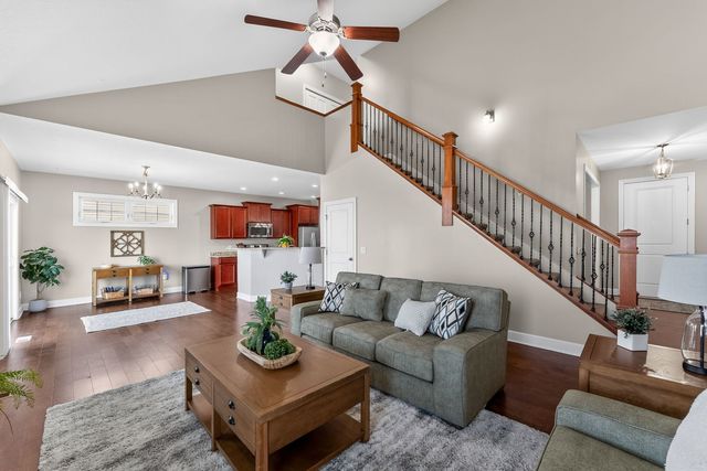 92 Cobblestone Lane, Leclaire, IA 52753